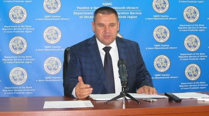Бізнес-партнери дружини головного міграційника області укладають договор..